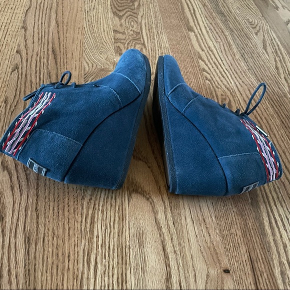 TOMS Navy Blue Embroidered Suede Wedge SZ8 - Picture 7 of 9